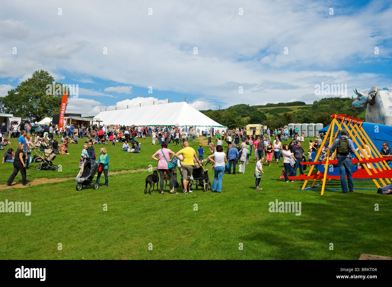 Besucher auf dem Ausstellungsgelände der Rosedale Agricultural Show in Sommer North Yorkshire England Großbritannien GB Großbritannien Stockfoto