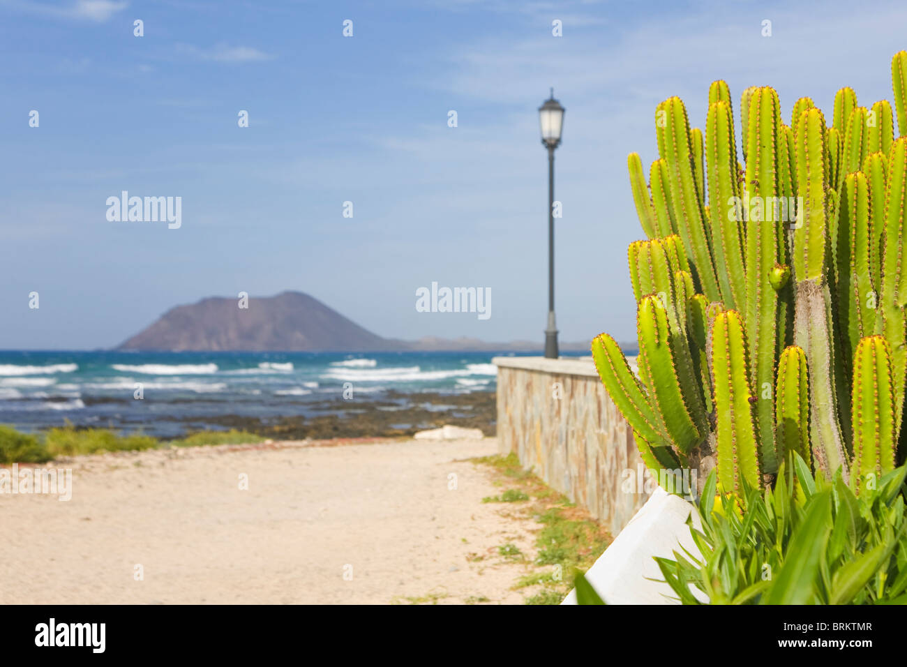 Blick auf die Isla de Lobos Insel aus Fuerteventura gesehen vom Strand Weg in Corralejos Stockfoto