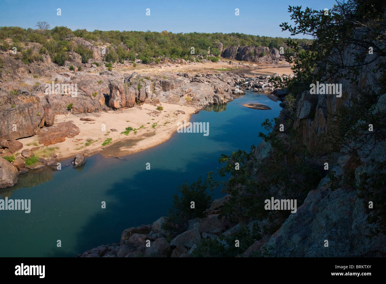 Einen tiefen Pool im Fluss Mwenezi, wo der Fluss durch einen felsigen Abschnitt fließt Stockfoto