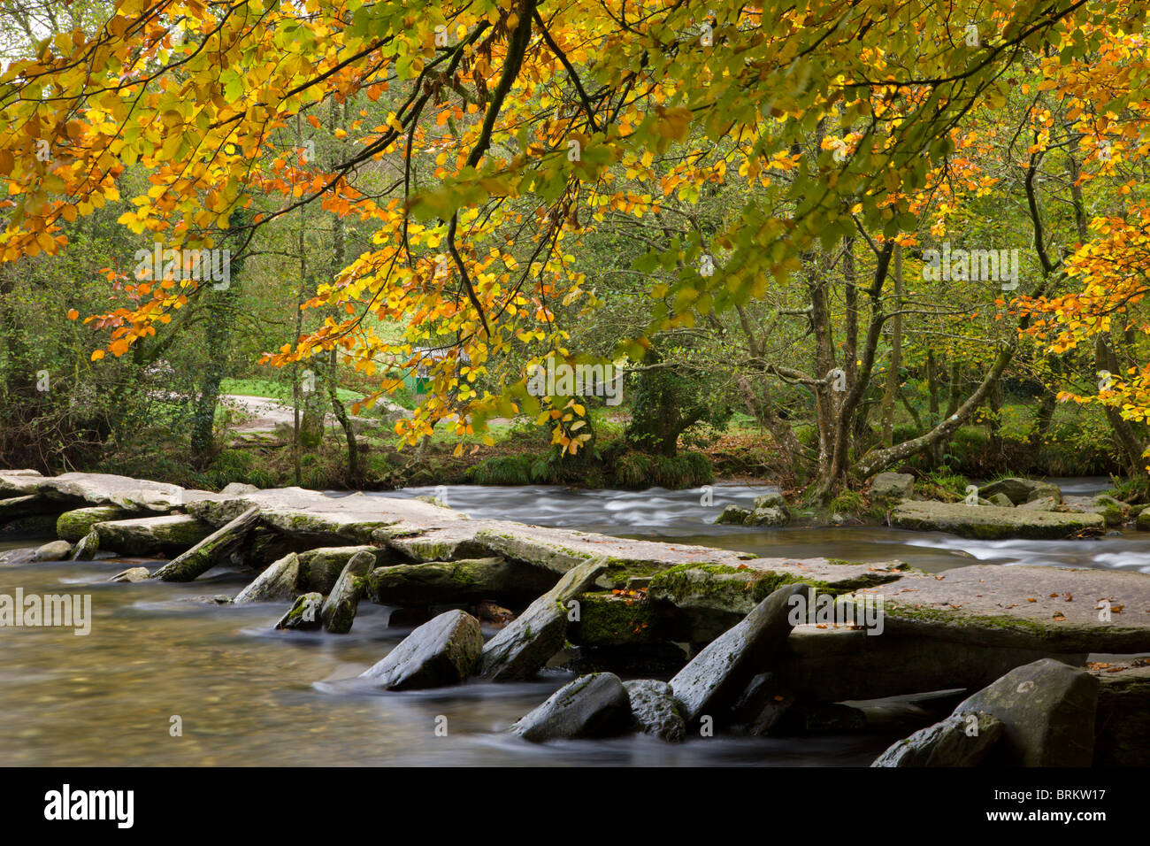 Prähistorische Klöppel Brücke Tarr Steps im Exmoor National Park, Somerset, England. Herbst (Oktober) 2008. Stockfoto