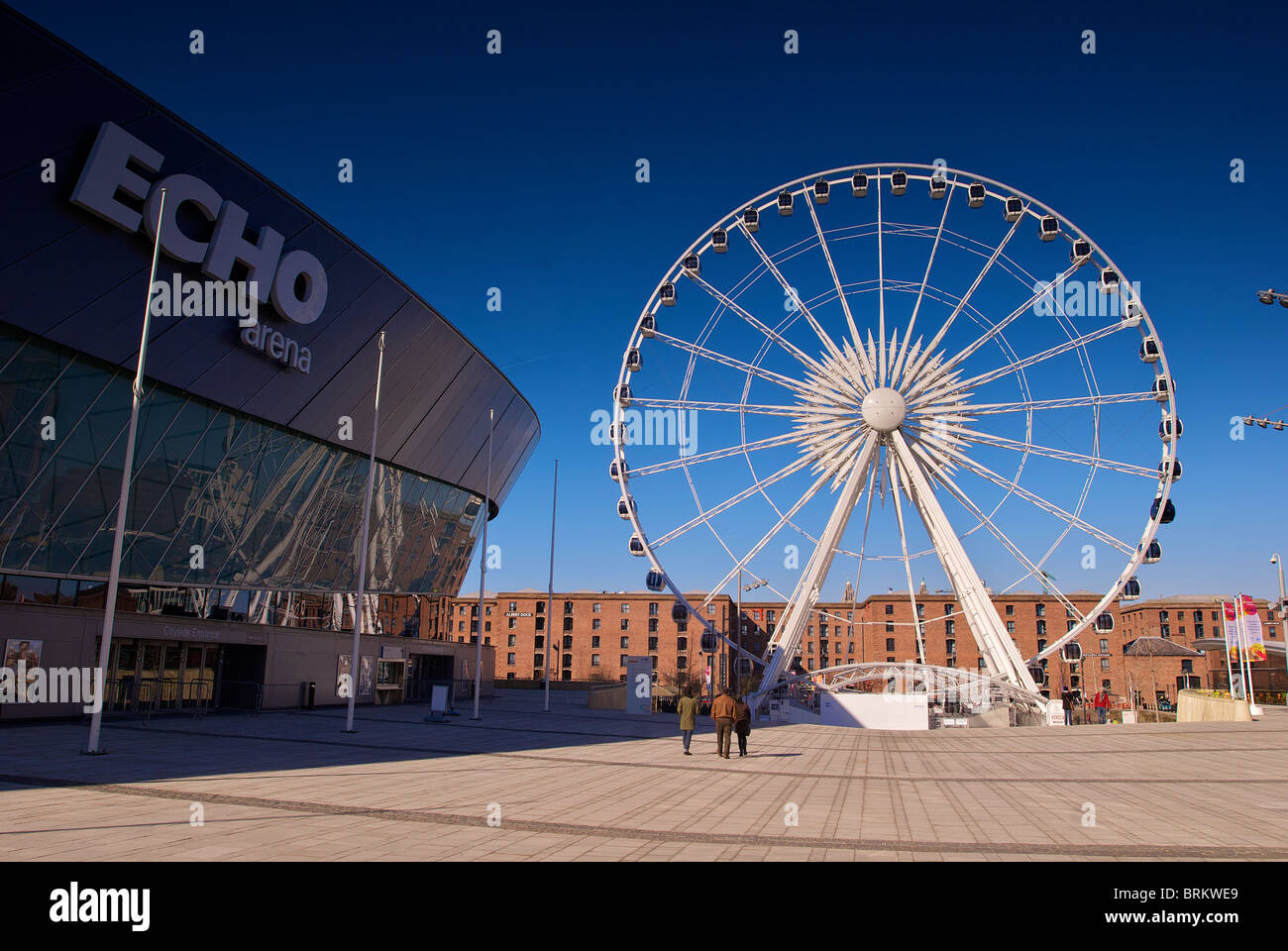 Riesenrad Ferris an der Liverpool Echo Arena Albert Dock in den Hintergrund. Stockfoto