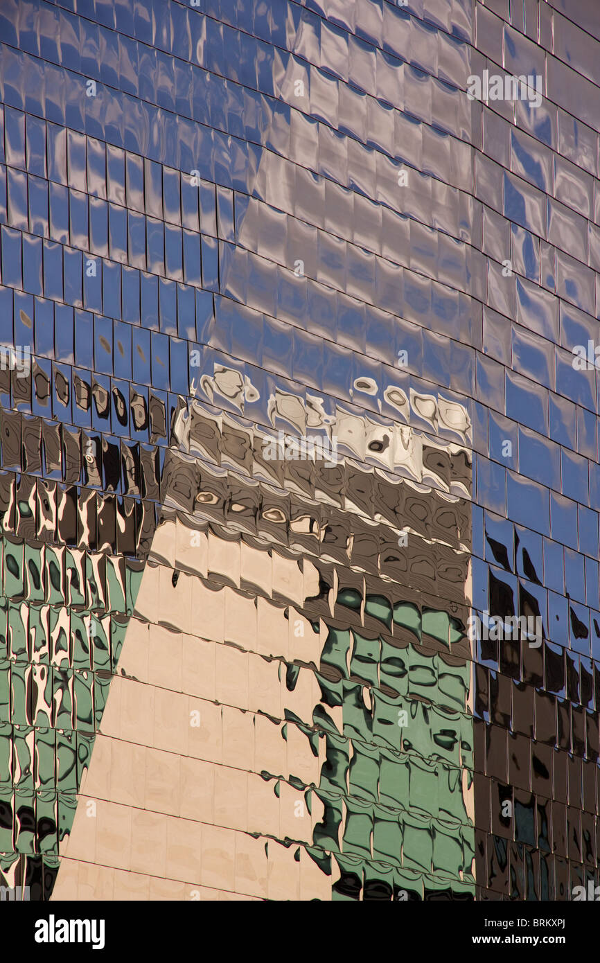 Reflexionen des blauen Himmels in poliertem Edelstahl gefliest Verkleidung auf der Highcross Shopping Centre in Leicester. Stockfoto