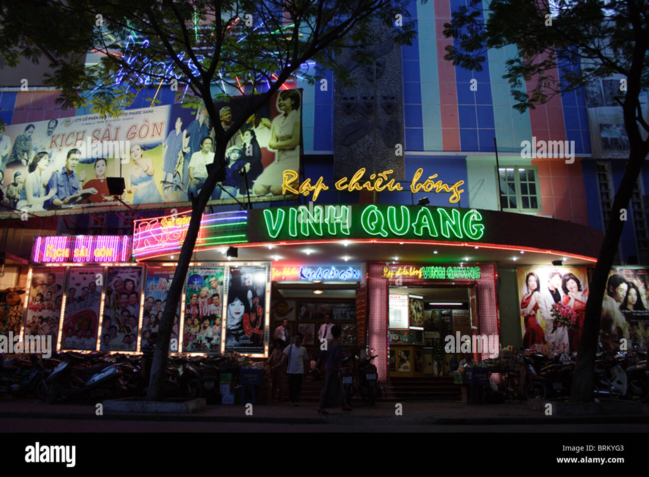 Das bunte Vinh Quang-Kino ist gefüllt mit Kinobesucher an einem schönen Abend in Vietnam Saigon (Ho-Chi-Minh-Stadt). Stockfoto