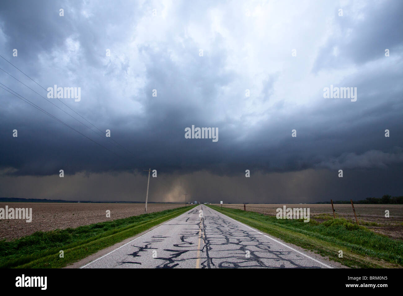 Eine ländlichen Nebraska-Autobahn führt in einem schweren Gewitter, 24. Mai 2010. Stockfoto