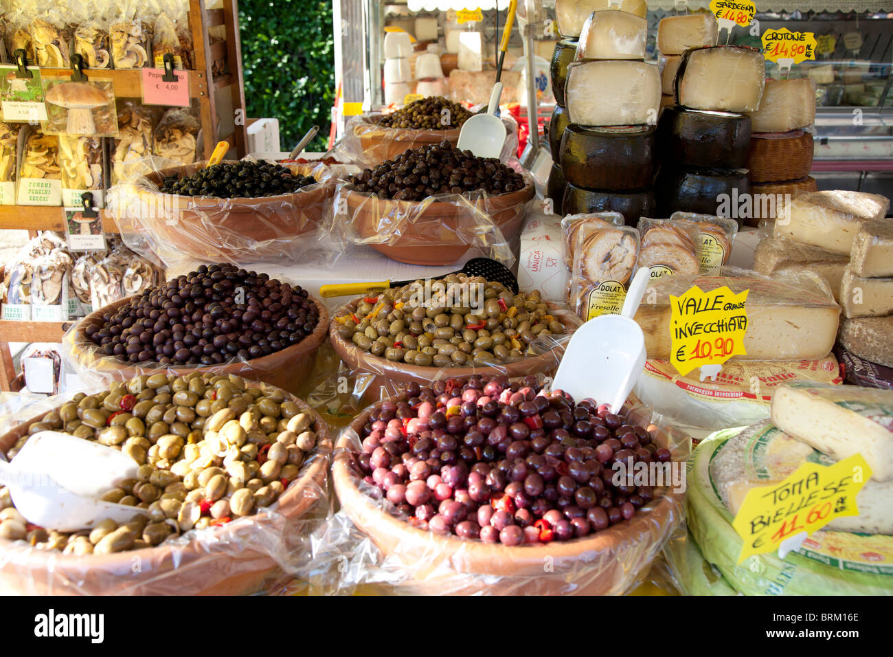 Italien. Piemont. Cannobio. Oliven und getrockneten Tomaten auf dem Sonntagsmarkt. Stockfoto