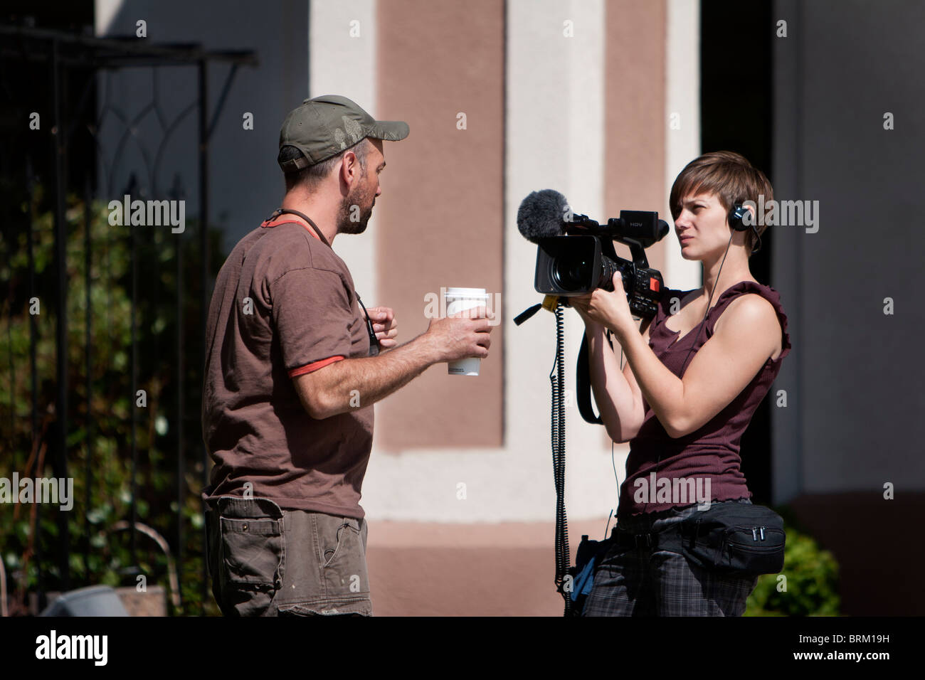 Reality-TV show star und IMAX Regisseur Sean Casey wird von Discovery Channel Kamerafrau befragt Stockfoto