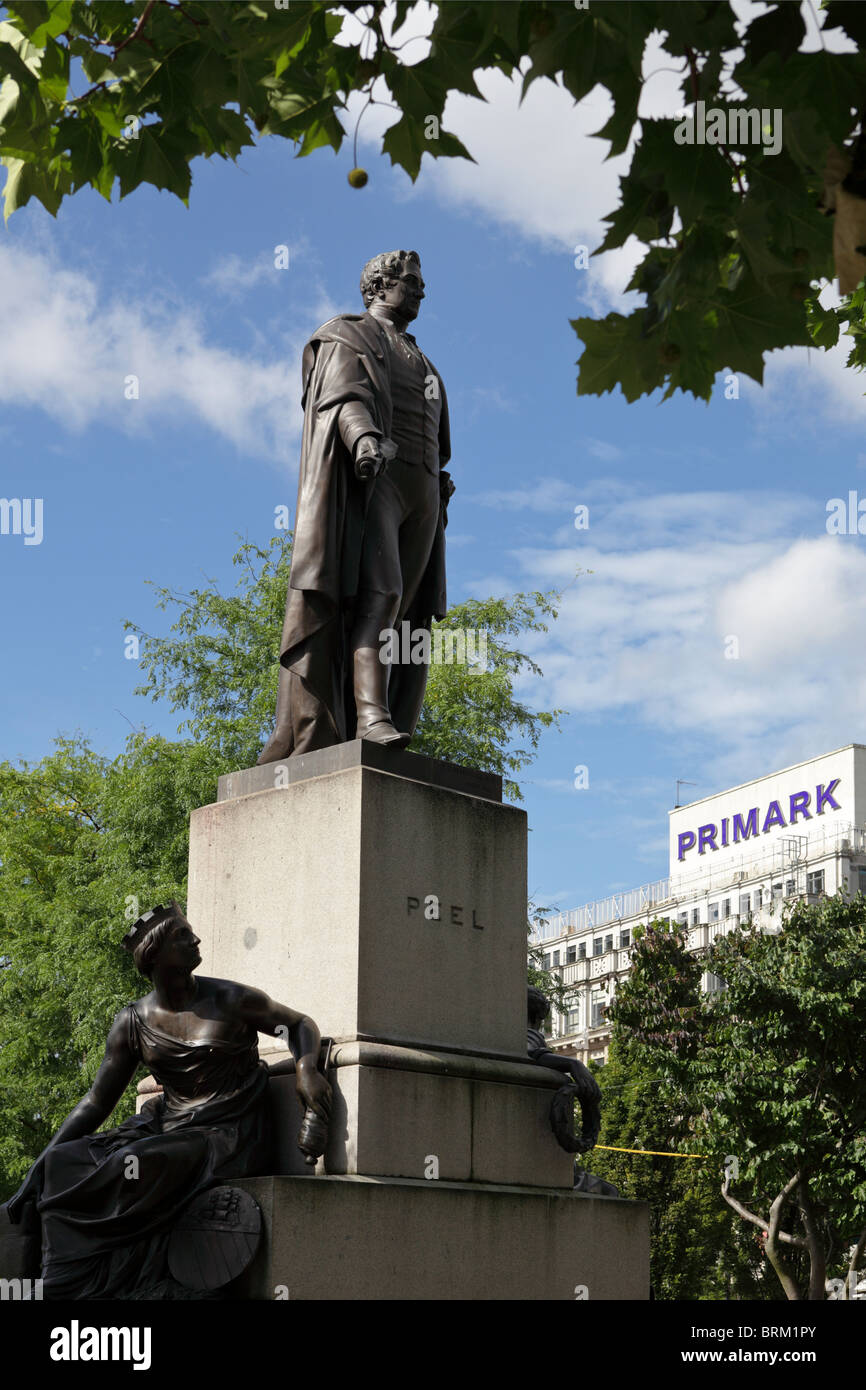 Zentrum liegt im Piccadilly Gardens in Manchester City Diese Bronzestatue von Sir Robert Peel von William Calder-Marshall. Stockfoto
