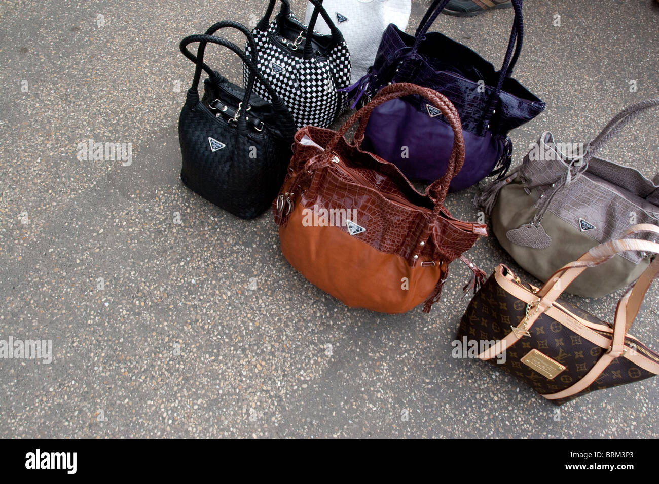 Fake designer handbags -Fotos und -Bildmaterial in hoher Auflösung – Alamy