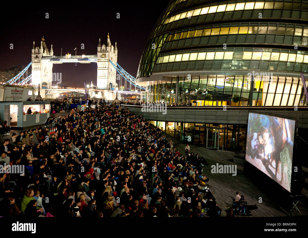 Outdoor-Filmvorführung am The Scoop, Rathaus, London Stockfoto