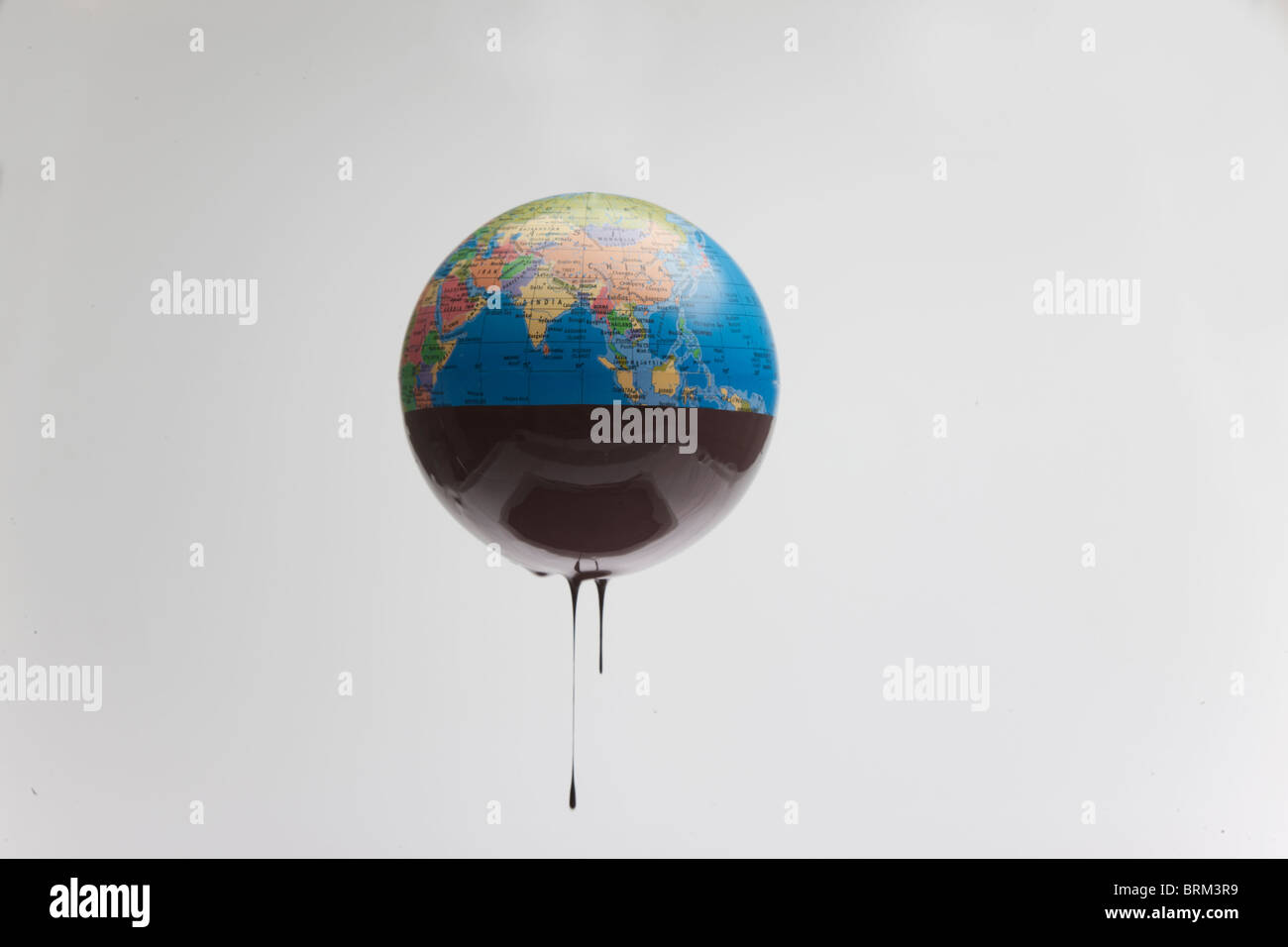 Globus in Schokoladensoße getaucht Stockfoto