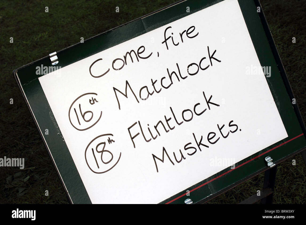 Melden Sie lädt Besucher zu alten Musketen, The Great River Race, Schinken, Richmond, London, England, UK, 25. September 2010 Feuer Stockfoto
