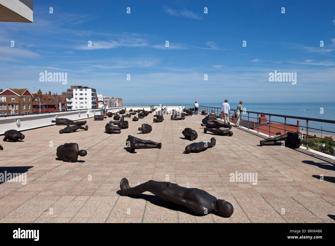 "Kritische Masse" eine Ausstellung des Bildhauers Antony Gormley auf dem Dach des De La Warr Pavilion, Bexhill am Meer, Sussex, Stockfoto