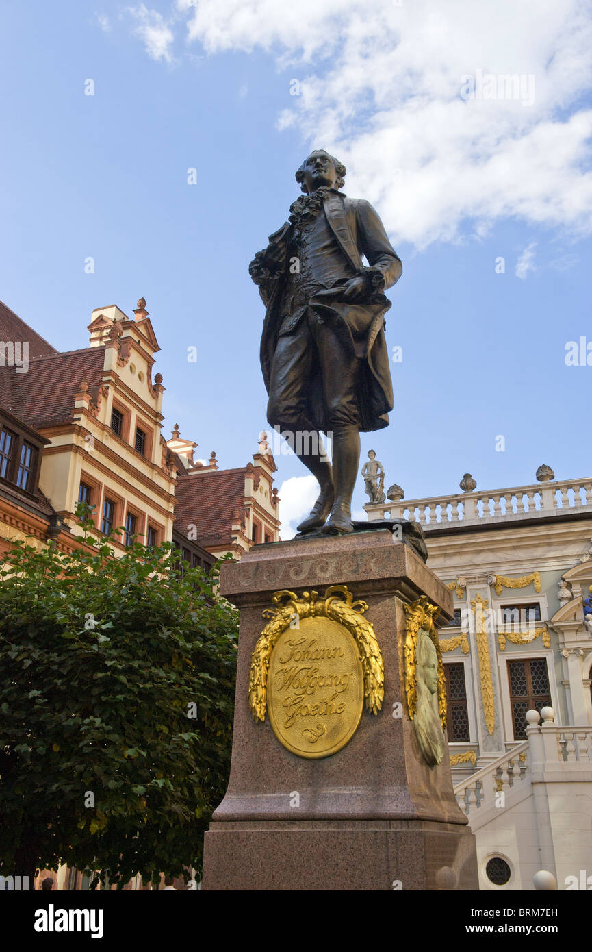 Statue Figur von Johann Wolfgang von Geothe, LEIPZIG Naschmarkt, bronze-Denkmal Wahrzeichen Bundesstaat Sachsen Dichter Speicher blauen Himmel Stockfoto