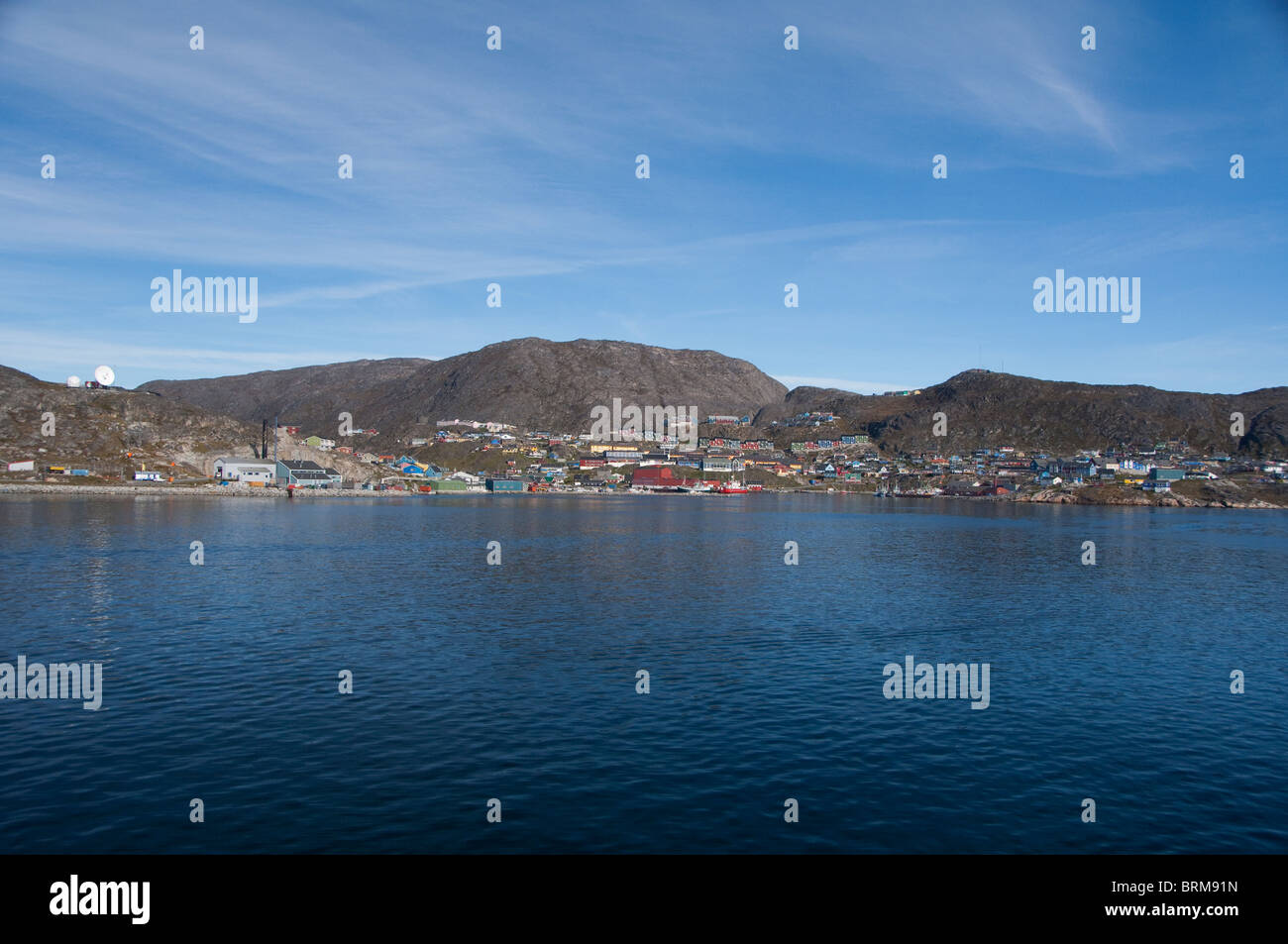 Grönland, Qaqortoq. Süd-Grönland größte Stadt mit fast 3.000 Einwohnern. Küsten Blick auf Hafen. Stockfoto