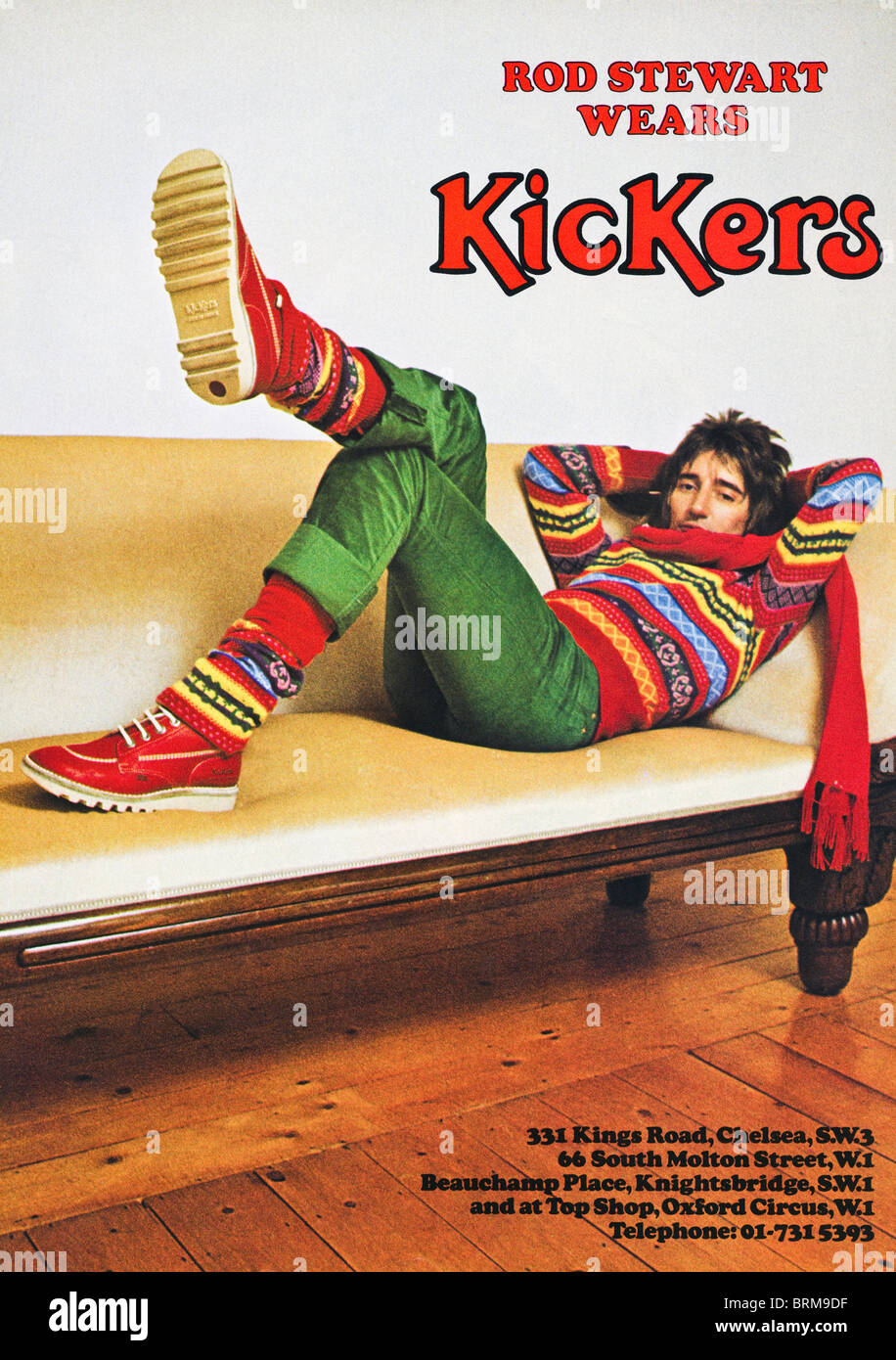 Sänger Rod Stewart in einem Werbespot für Kickers Stiefel in einem Modemagazin circa 1977 Stockfoto