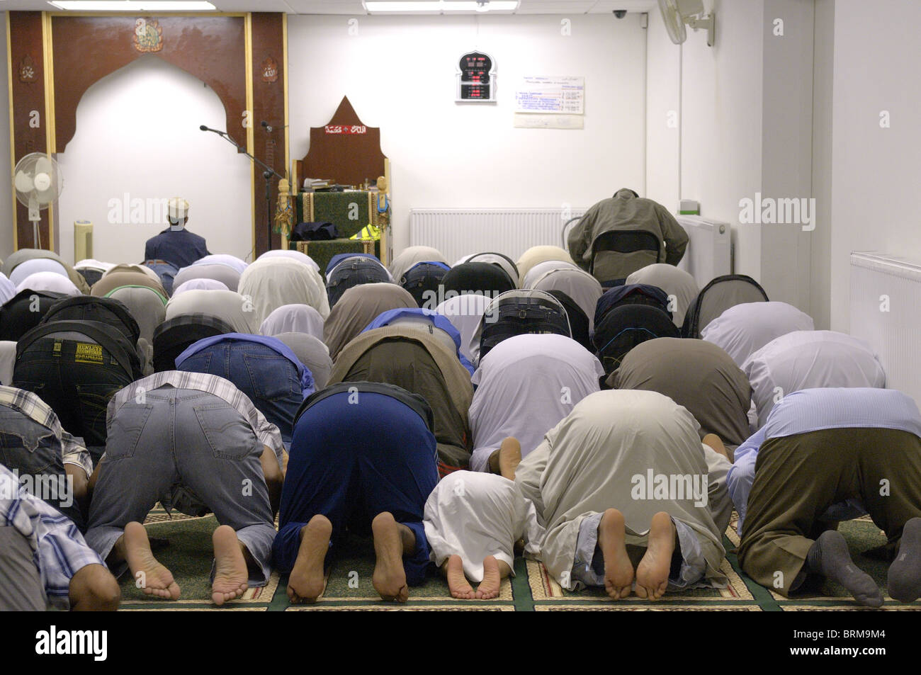 Männer beten in einer UK-Moschee in Manchester Stockfoto