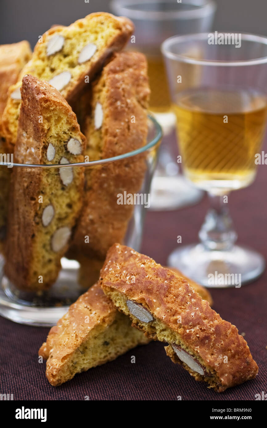 Italienischen Cantucci und zwei Gläser Wein Stockfoto