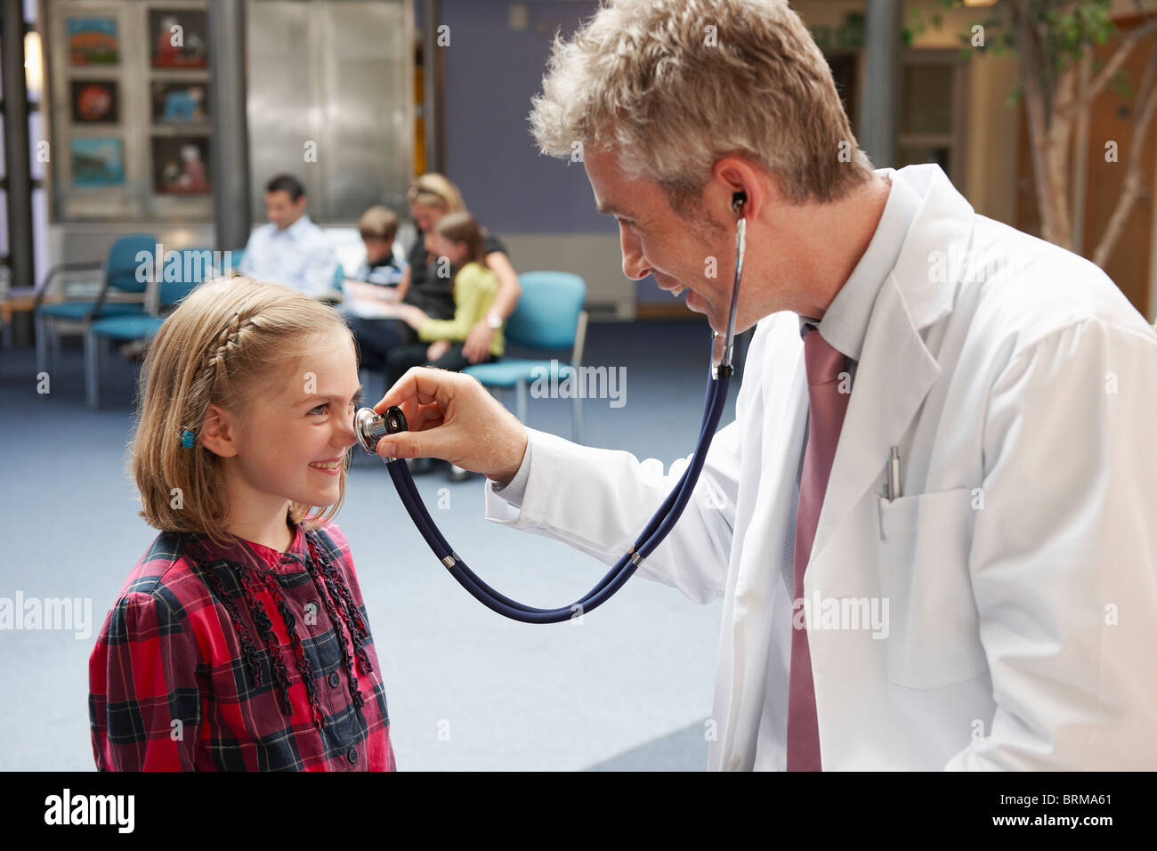 Arzt und Patienten im Wartebereich Stockfoto