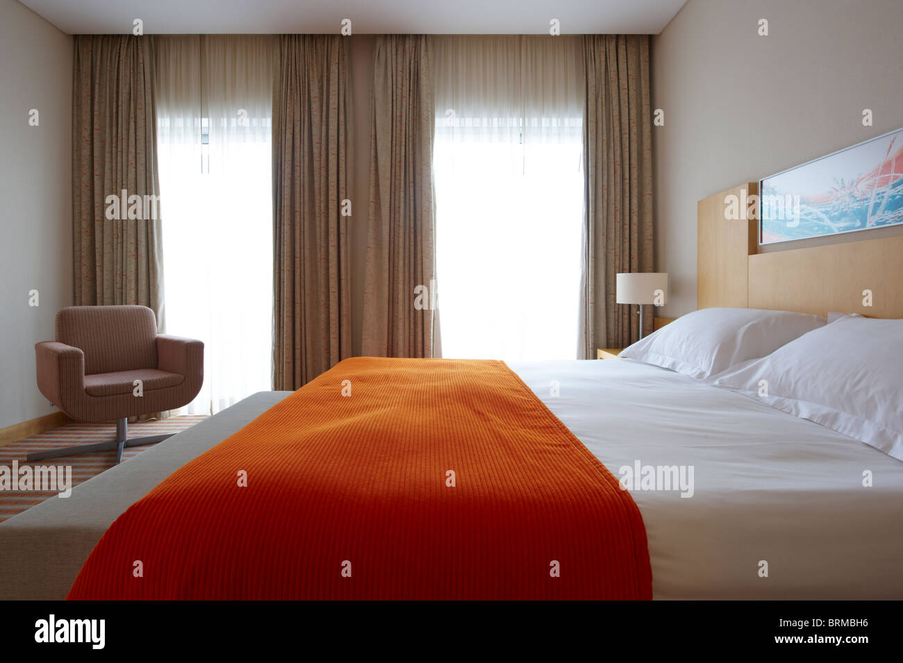 Hotelzimmer mit Doppelbett und modernem design Stockfoto
