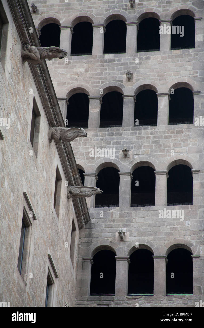 Glaslosen Bogenfenster des Museu d'Historia De La Ciutat, Barcelona-Spanien Stockfoto