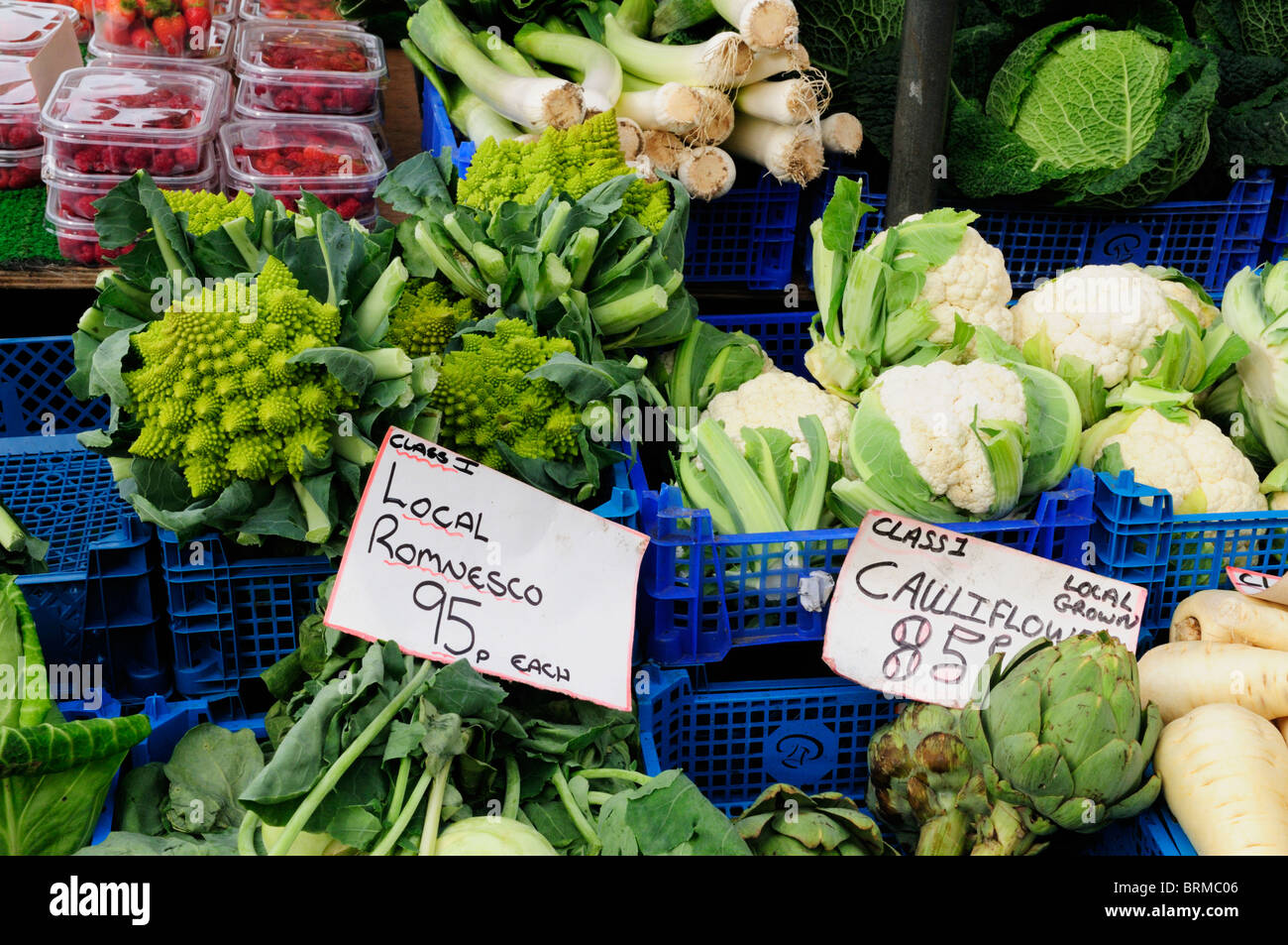 Gemüse, einschließlich Romanesco Brokkoli und Blumenkohl auf einem Marktstand in Cambridge, England, UK Stockfoto