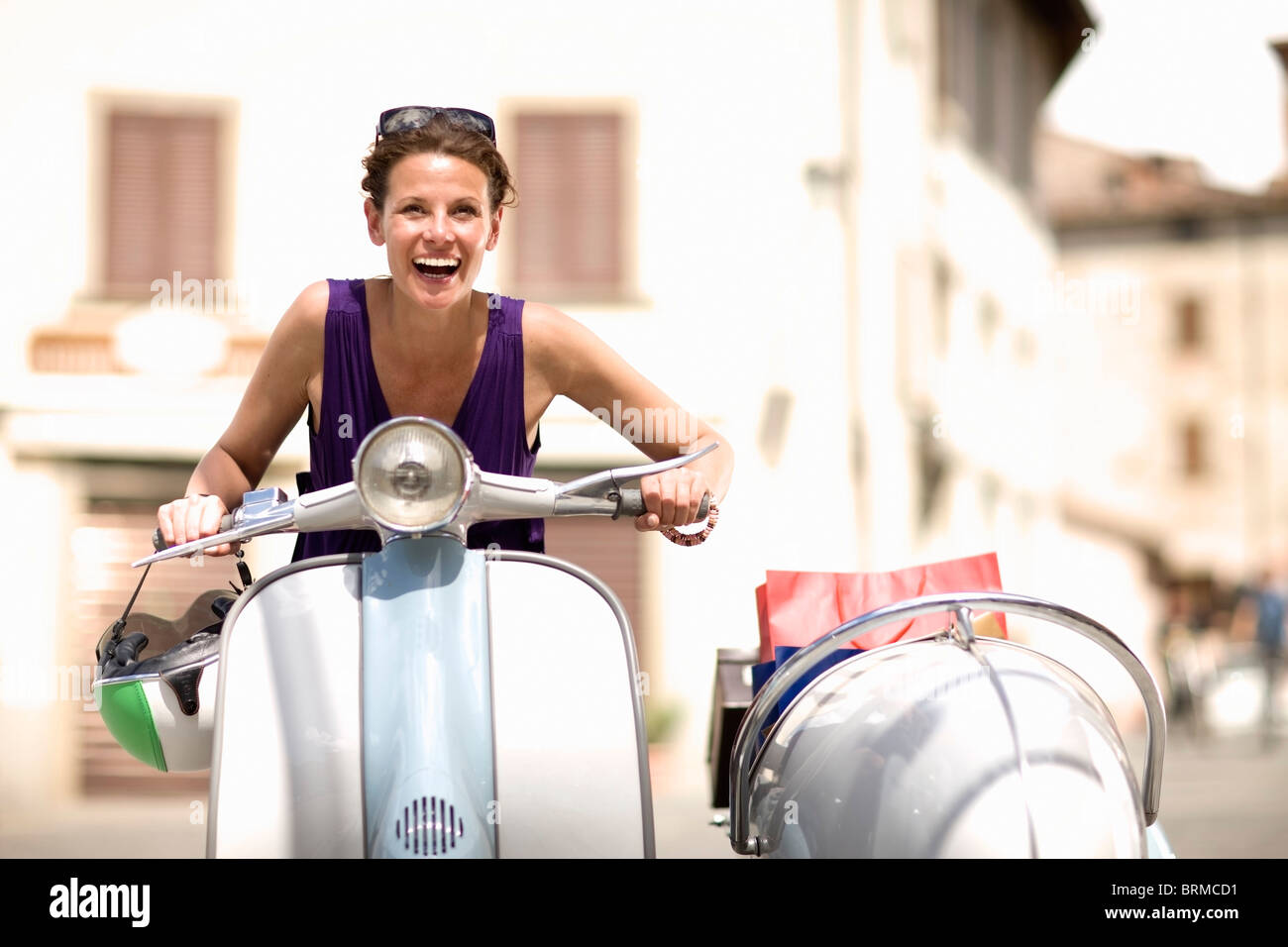 Autofahrerin eine vespa Stockfoto