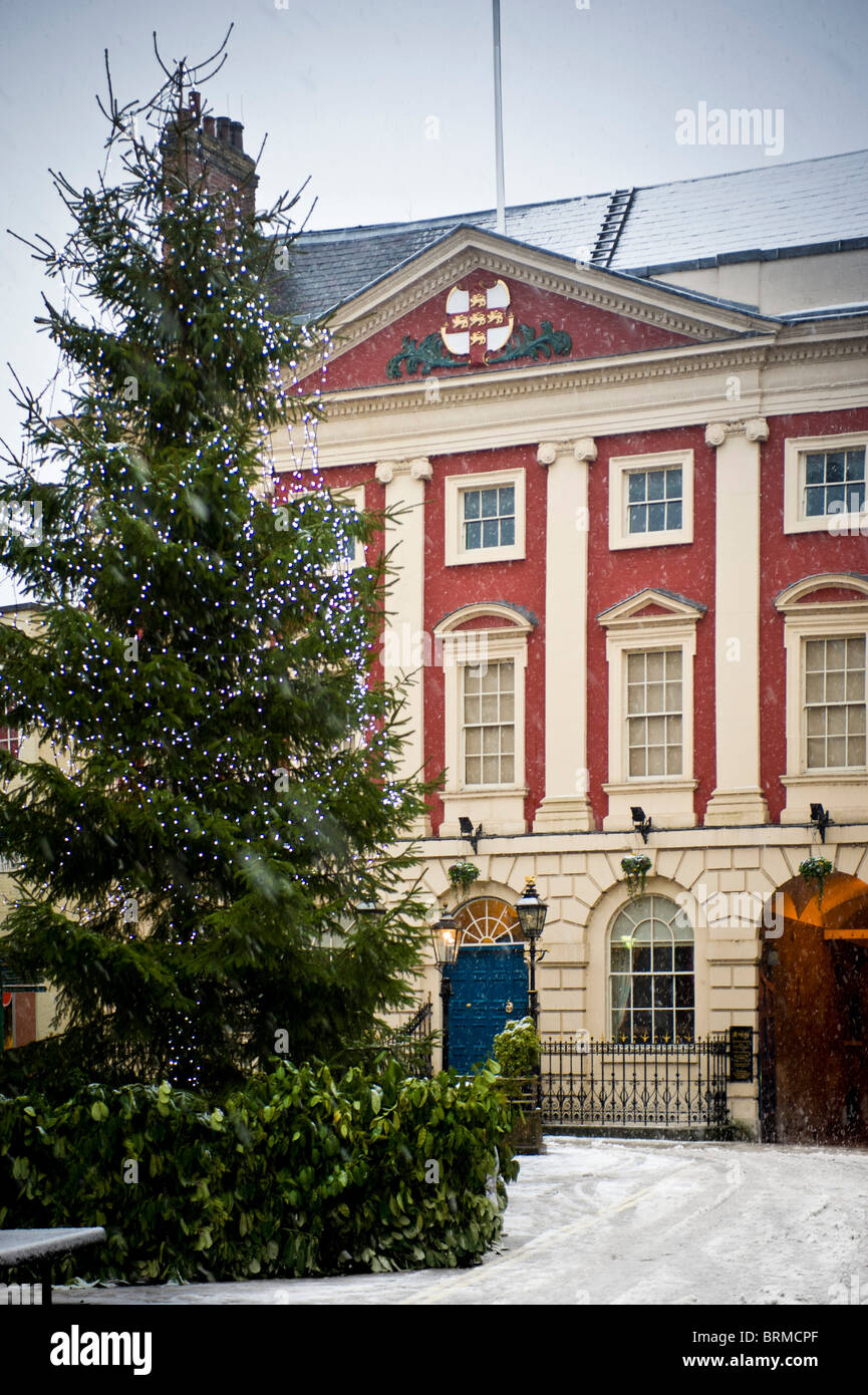 York Mansion House im Schnee mit einem Weihnachtsbaum im Vordergrund. North Yorkshire, Großbritannien. Stockfoto