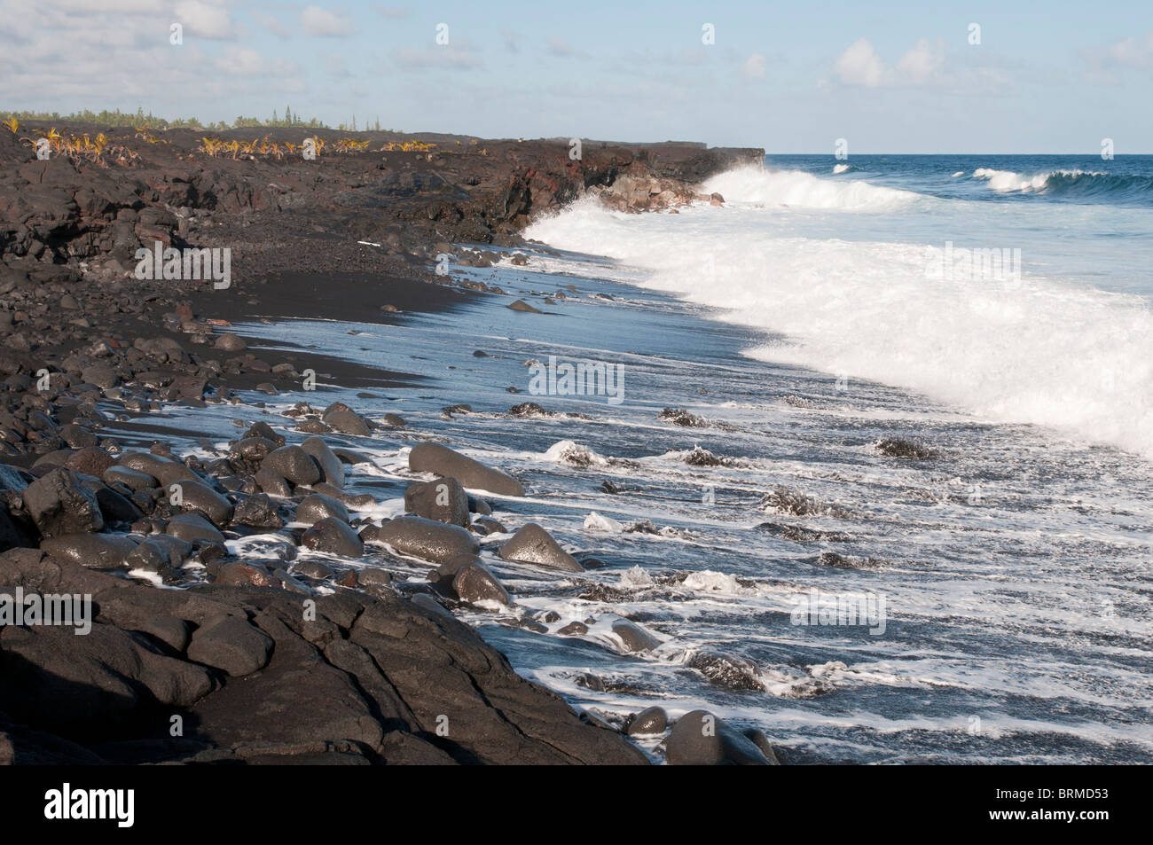Kaimu Strand ist ein schwarzer Sandstrand gebildet von der Erosion der geologisch neue Lava, die noch in den Pazifik fließt Stockfoto
