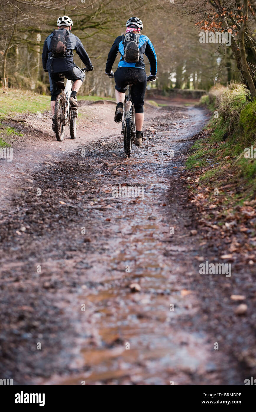 Paar Mountainbike-Touren in Landschaft Stockfoto