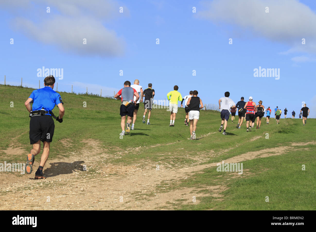 Läufer nehmen an einen Halbmarathon auf der South Downs Way in der Nähe von Touristenort, East Sussex, England. Stockfoto