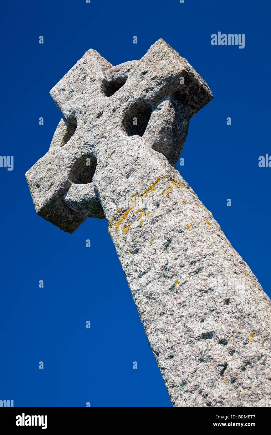 Stone war Memorial Cross, und Tribut an die Rettungsschwimmer, die bei der Katastrophe von 1916 ihr Leben verloren haben, Salcombe, Devon, England, Großbritannien Stockfoto