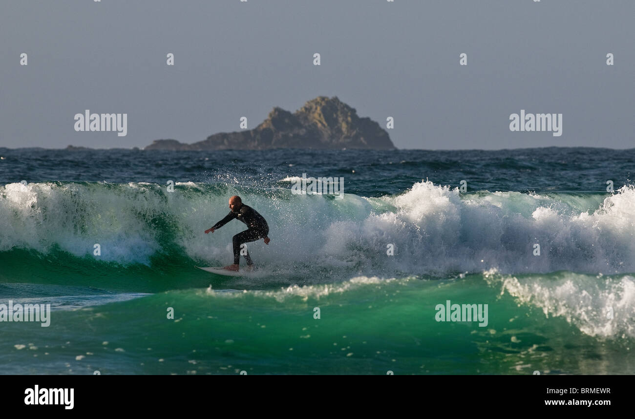 Ein Surfer auf einer Welle an Sennen in Cornwall. VEREINIGTES KÖNIGREICH. Stockfoto