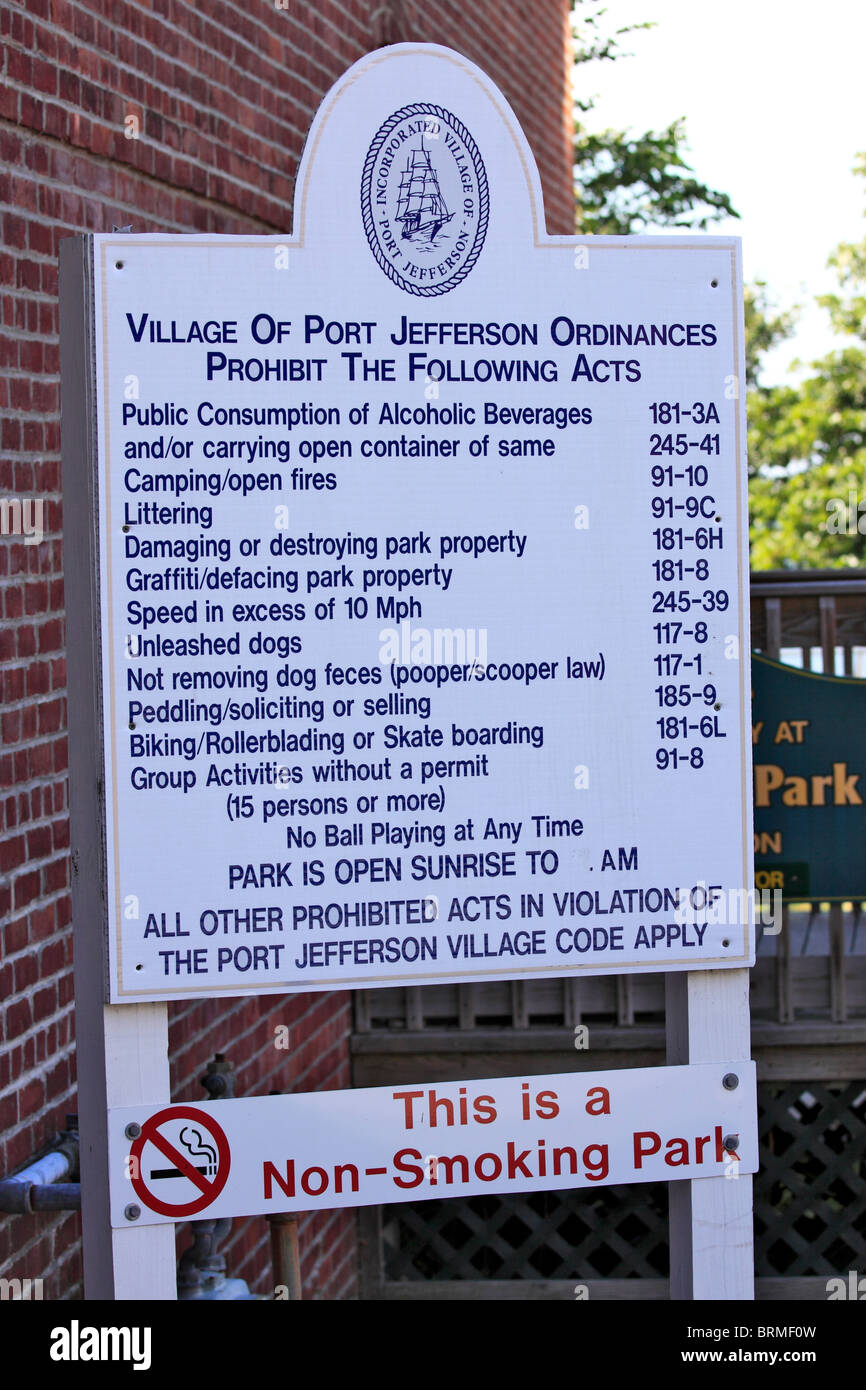Schild am Park-Eingang-Auflistung verboten Aktivitäten, Port Jefferson, Long Island NY Stockfoto