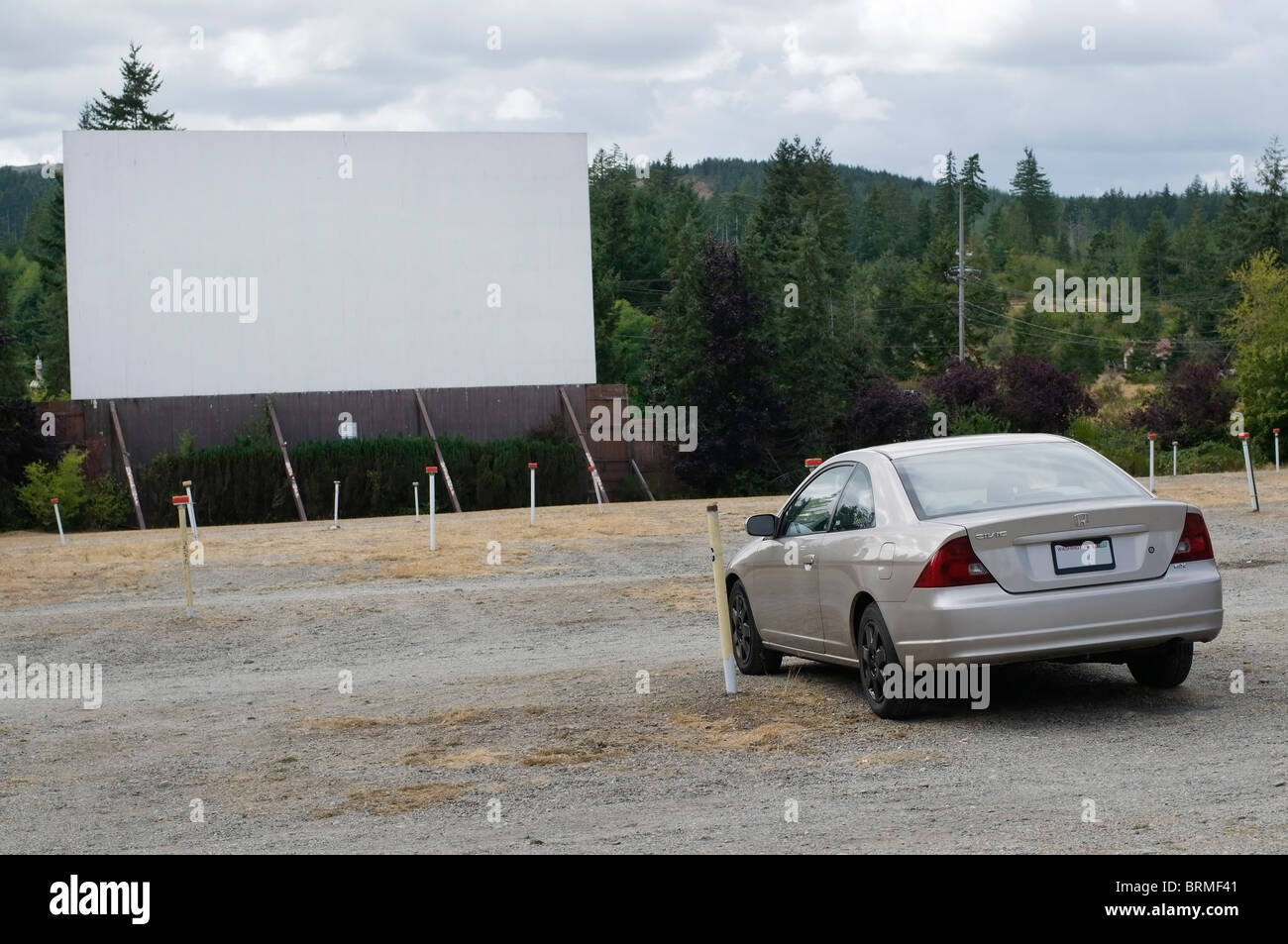 Ein Auto wartet auf den Film zu Beginn eine altmodische Drive-in-Kino in Shelton, Washington. Stockfoto