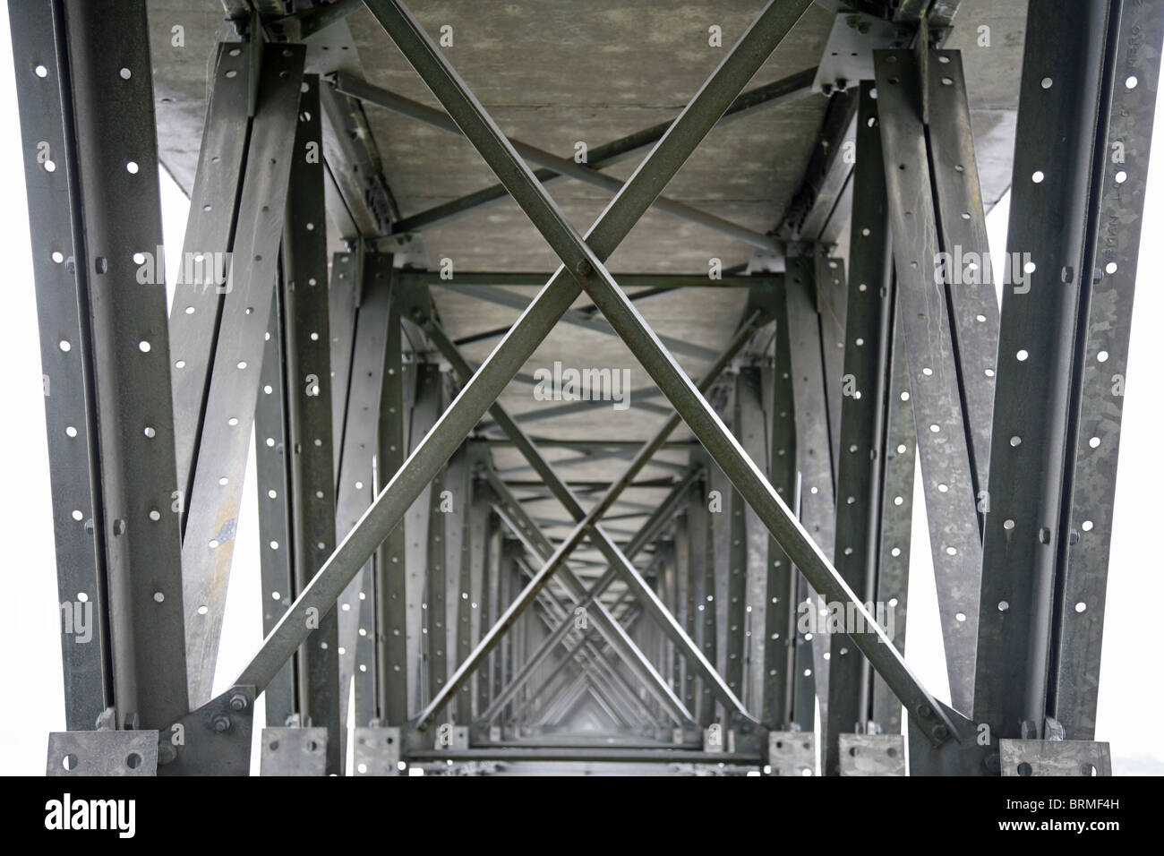 Straßenbrücke unterstützt Stockfoto