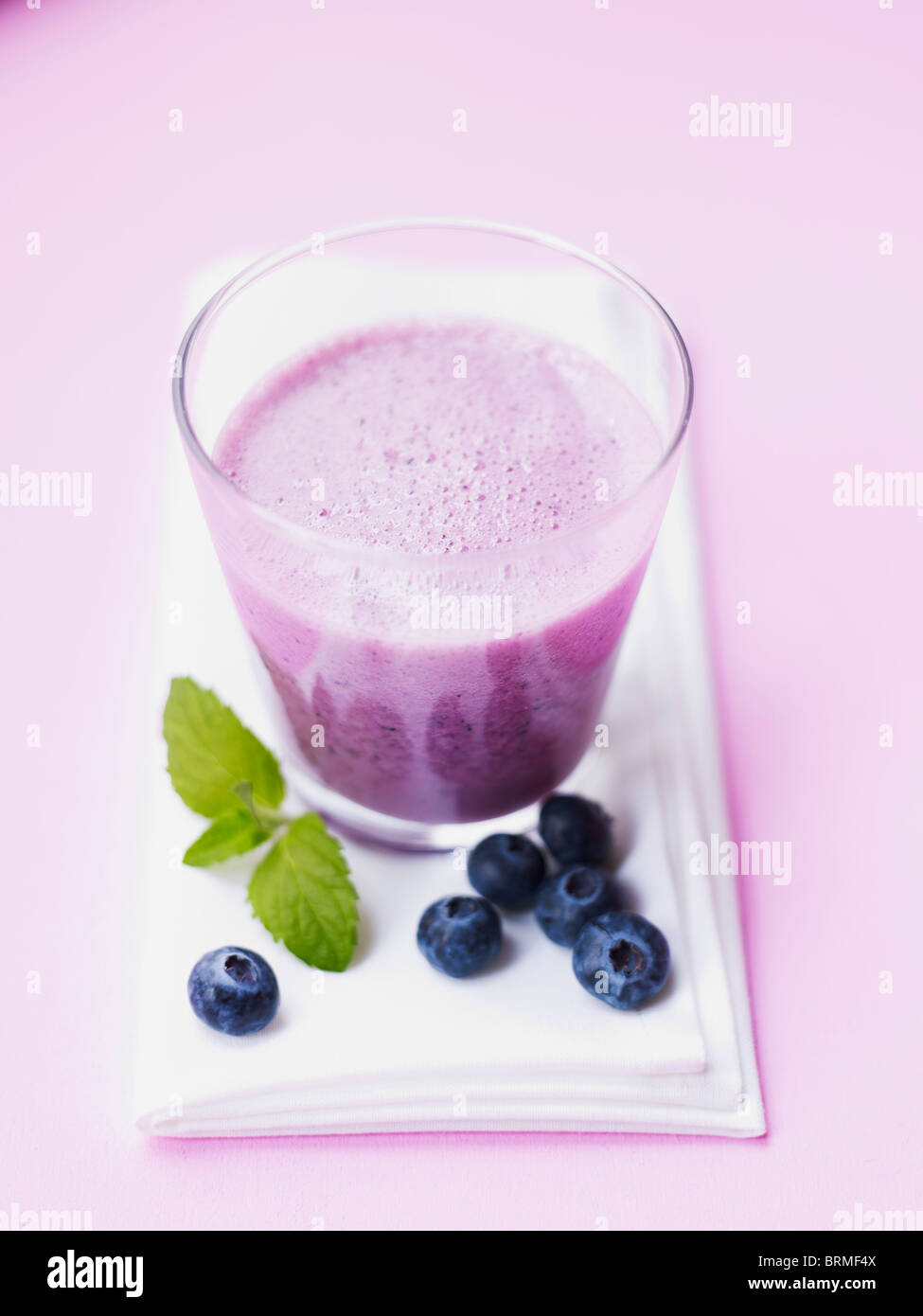 Blueberry shake auf weiße Serviette Stockfoto