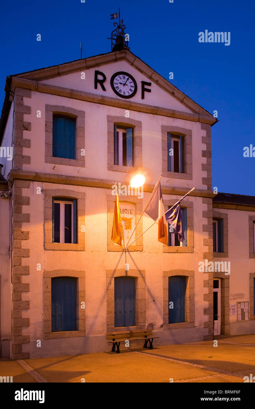 Rathaus mit RF für Republik Francaise Bourg-Madame Abteilung Pyrenäen-Orientales Frankreich Stockfoto