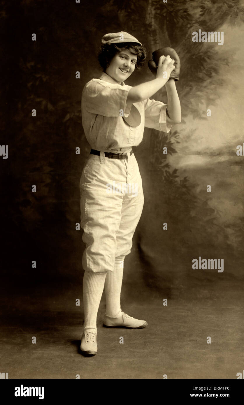 Weibliche Baseball-Spieler - Frau im Krug stand, in voller Länge Studioportrait tragen einen Baseball uniform, ca. 1913 Stockfoto