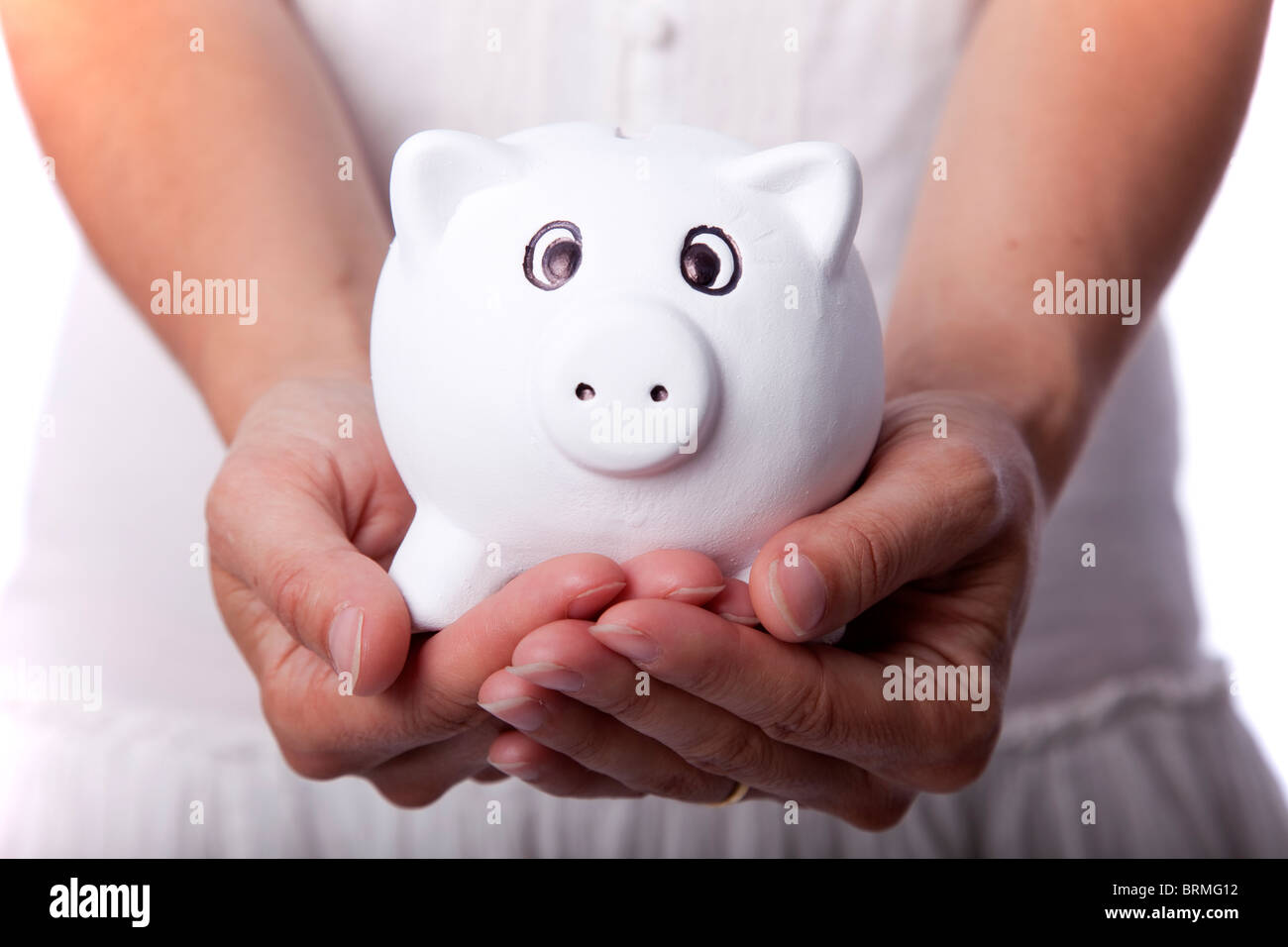 Frau hält ein Sparschwein (isoliert auf weiss) Stockfoto