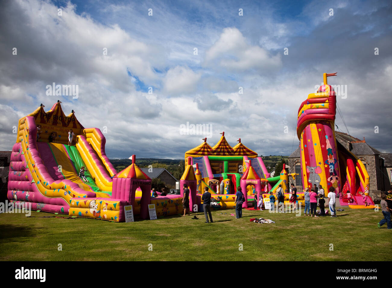 Bouncy Castle und Kirmes Attraktionen Talgarth Wales UK Stockfoto