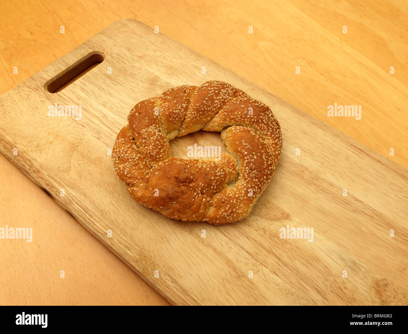 Griechisches Brot Ring auf Brot-Brett Stockfoto