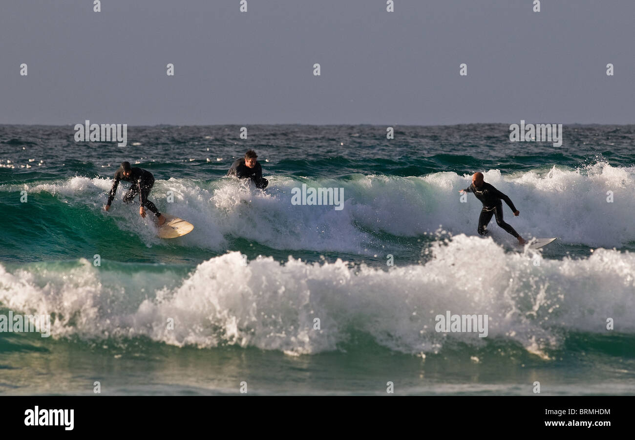Surfer auf einer Welle an Sennen in Cornwall. Stockfoto