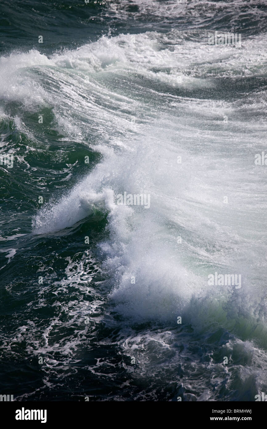 Sprühen Sie aus brechende Welle Stockfoto