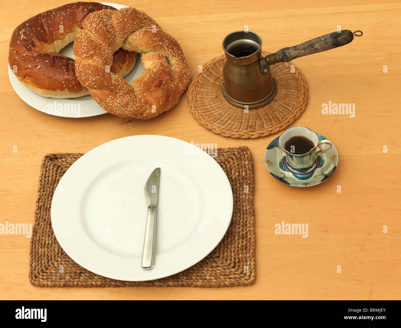 Griechischer Kaffee und einfaches leichtes Frühstück mit Brötchen Stockfoto