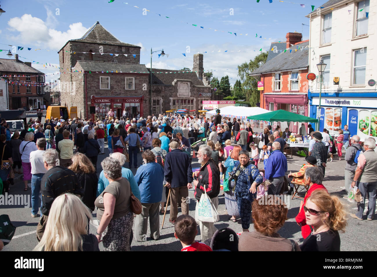 Menschen in der Stadt, die Straße auf Talgarth Wales UK festival Stockfoto