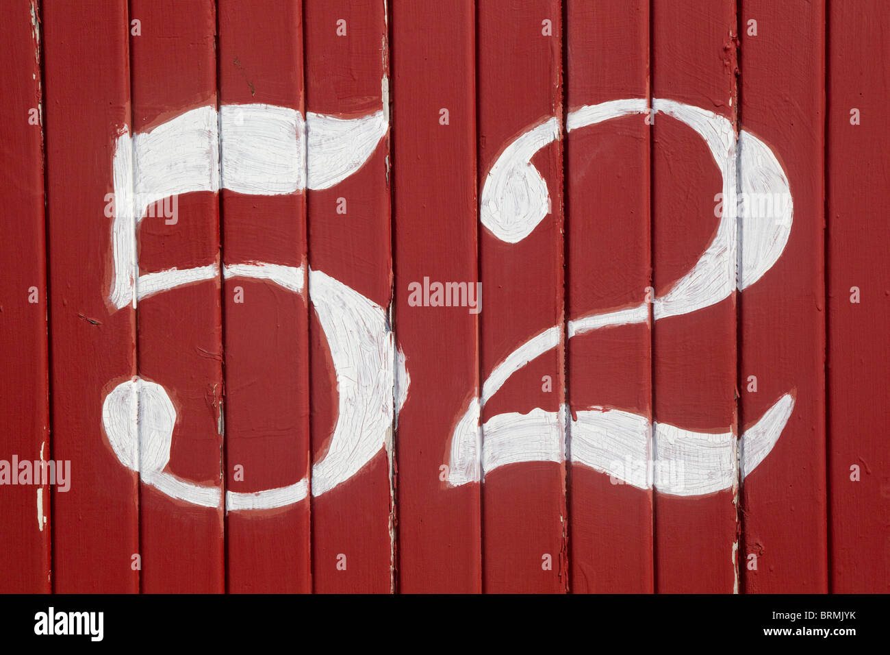 Die Zahl 52, weiß auf rot Bretter Stockfoto