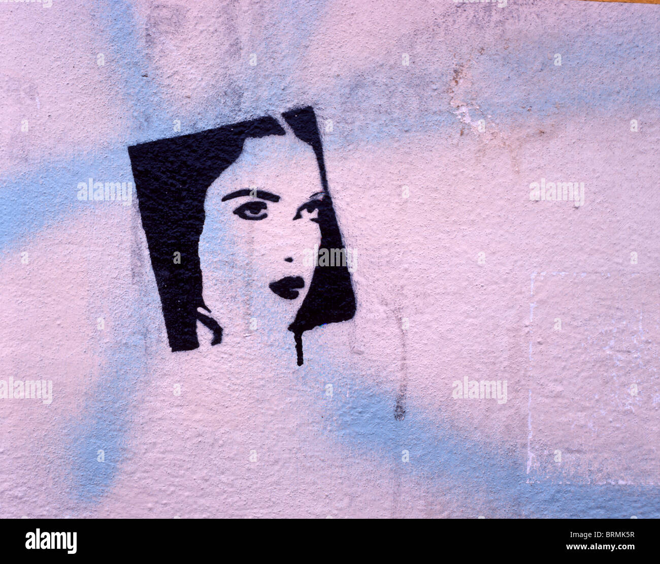 Schablone zeigt ein weibliches Gesicht an der Wand in Regensburg, Deutschland Stockfoto