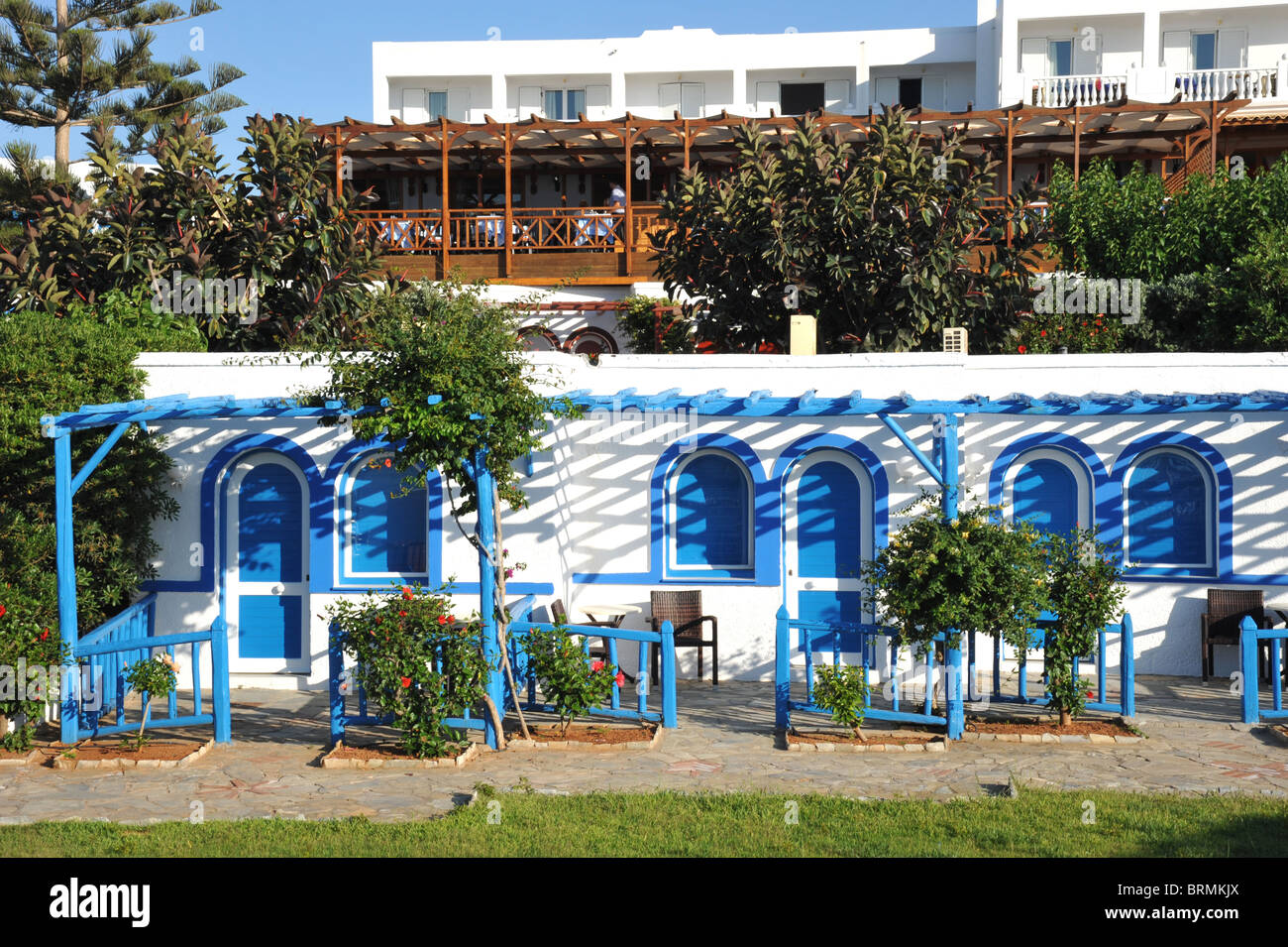 Traditionellen griechischen Stil Bungalow-Urlaub-Hotel-Unterkunft. Aufnahme in Kreta, Griechenland Stockfoto