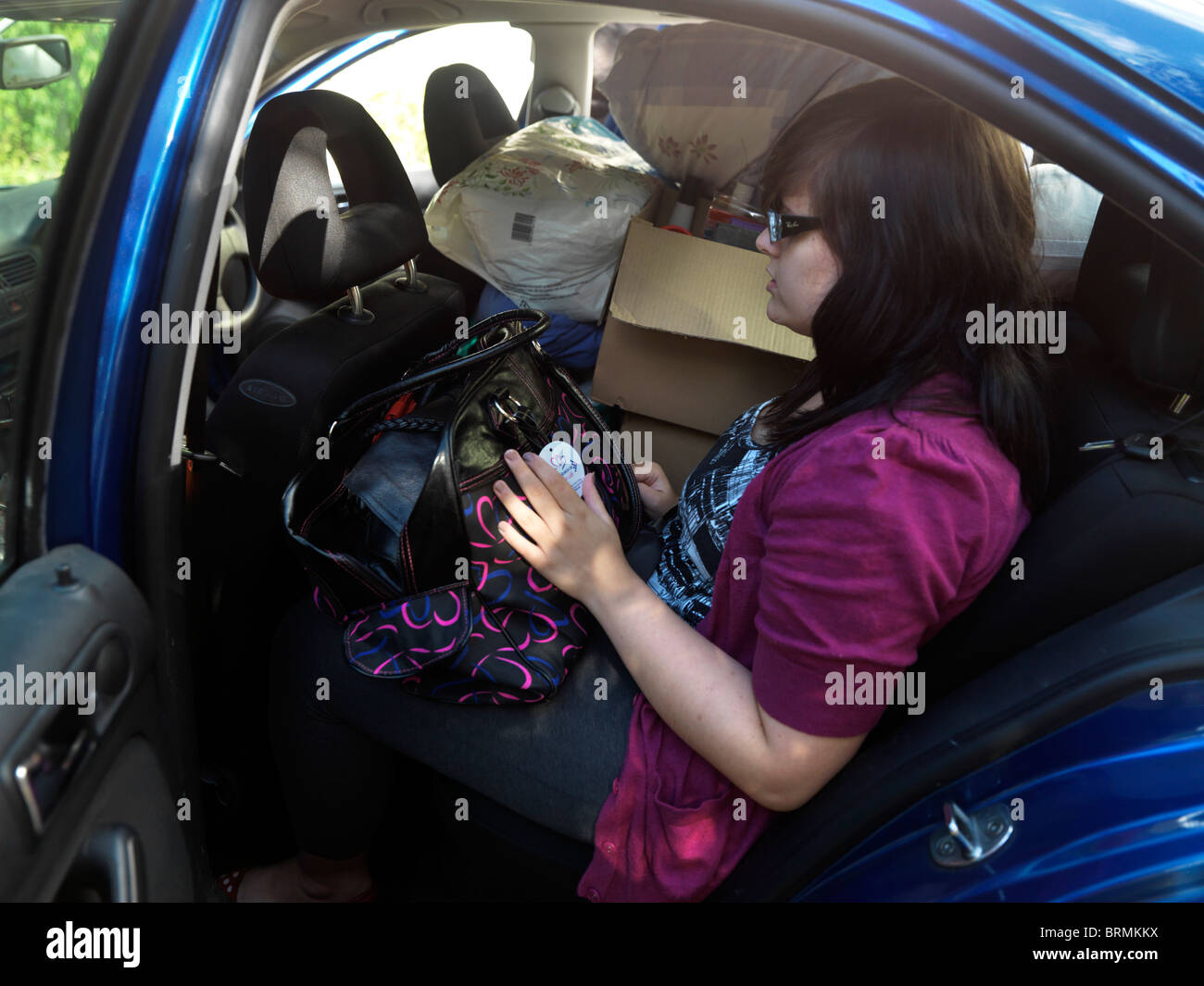 Teenager sitzen im hinteren Teil ein Auto mit Gepäck nach Universität England nehmen geladen Stockfoto