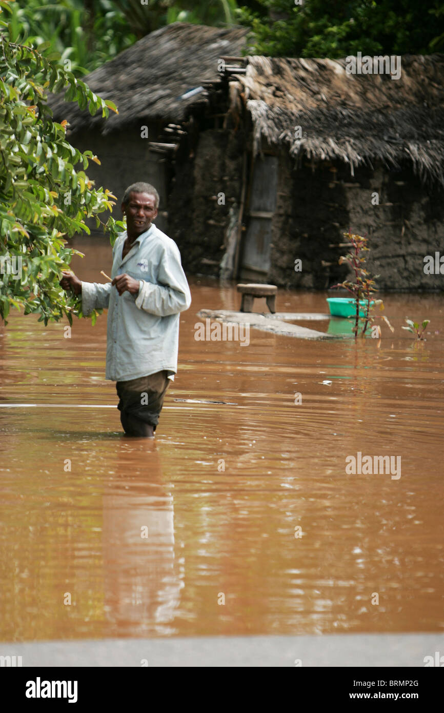 Dorfbewohner stehen in einer überfluteten Straße Stockfoto